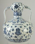 A CHINESE BLUE AND WHITE TWIN HANDLED GARLIC HEAD VASE. 20cm high.