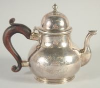 A RARE GEORGE 1st SILVER GLOBULAR TEA POT AND COVER with wooden handle London 1725. Maker, George