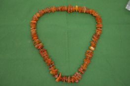 A GOOD FACETED AMBER BEAD NECKLACE.