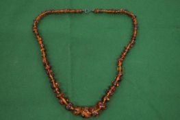 A GOOD SMALL AMBER GRADUATED BEAD NECKLACE.