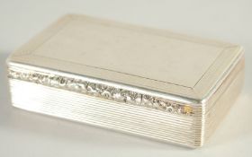 A GOOD WILLIAM IV SILVER SNUFF BOX by THOMAS SHAW. 3.25ins wide. Birmingham 1835.