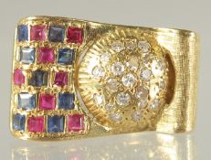 A GOOD 18CT GOLD RUBY , SAPPHIRE AND DIAMOND RETRO STYLE RING.