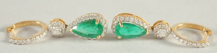 A PAIR OF VERY FINE 18CT YELLOW GOLD, EMERALD AND DIAMOND PEAR SHAPED DROP EARRINGS.