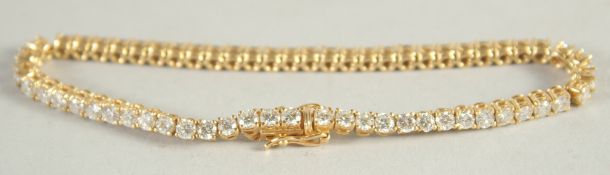 AN 18CT YELLOW GOLD AND DIAMOND LINE BRACELET, diamonds approx. 5 carats.
