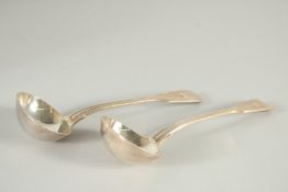 A PAIR OF VICTORIAN SILVER FIDDLE AND THREAD SAUCE LADLES. London 1878. Maker, George ANGELL.