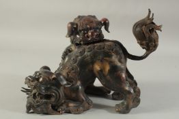 A GOOD CHINESE BRONZE DOG OF FOE GROUP with two dogs. 8ins high