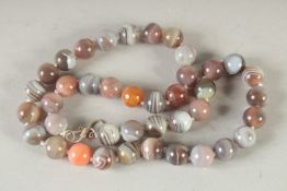 A SCOTTISH AGATE BEAD NECKLACE.