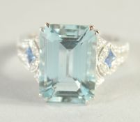 A GOOD 18CT WHITE GOLD, AQUAMARINE, SAPPHIRE AND DIAMOND RING.