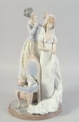 A LARGE LLADRO PORCELAIN GROUP 