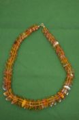 A GOOD GRADUATED AMBER BEAD NECKLACE.