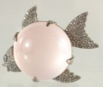 A GOLD DIAMOND AND ROSE QUARTZ FISH BROOCH.