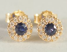 A PAIR OF 18CT YELLOW GOLD, SAPPHIRE AND DIAMOND CIRCULAR EAR STUDS.