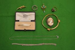 An 18ct gold tie pin, a seed pearl and turquoise pendant, a dress ring and other items.