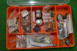 A box of bijouterie.