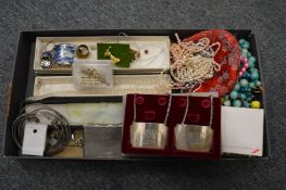 Bijouterie and other items.