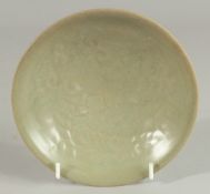 A CHINESE CELADON GLAZE POTTERY DISH, 16cm diameter.