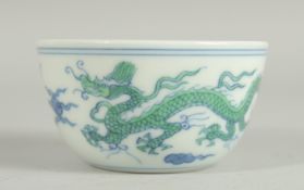 A CHINESE FAMILLE VERTE PORCELAIN CUP, painted with dragons, 7.5cm diameter.