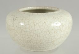 A CHINESE CRACKLE GLAZE BRUSH POT, 10cm diameter.