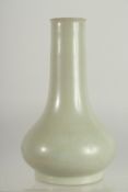 A CHINESE CELADON GLAZE VASE, 22cm high.