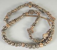 A TIBETAN DZI BEAD-TYPE NECKLACE.