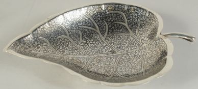 A VERY FINE LARGE 19TH CENTURY - EARLY 20TH CENTURY THAI NIELLO SILVER LEAF SHAPE DISH, 23cm long.