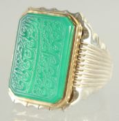 AN ISLAMIC GREEN AGATE CALLIGRAPHIC SEAL RING.
