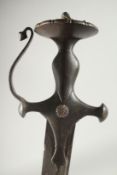 A 17TH-18TH CENTURY MUGHAL INDIAN TULWAR SWORD, 86cm long.