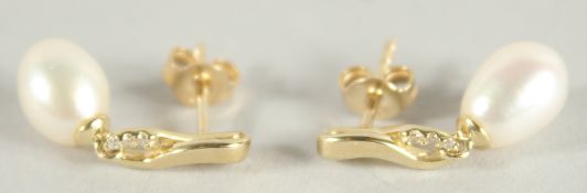 A PAIR OF 9 CARAT GOLD, PEARL AND DIAMOND DROP EARRINGS.