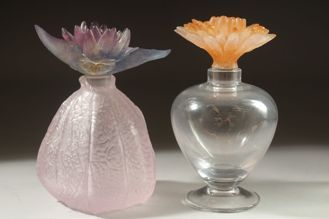 TWO DAUM GLASS SCENT BOTTLES with coloured flower stopper, (one a/f). - Image 4 of 5