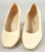 A PAIR OF CHANEL CREAM LEATHER SHOES. No size shown, possibly 36 -37.