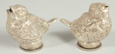 A PAIR OF SILVER BIRDS 4cm.