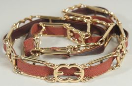 AN ESCARDA, MADE IN ITALY, GILT AND LEATHER BELT. 34ins long.