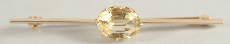 A VICTORIAN18CT YELLOW GOLD AND CITRINE BAR BROOCH.