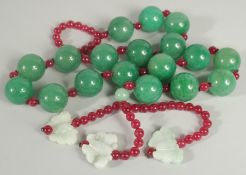 A GOOD LARGE JADE NECKLACE 23ins long.
