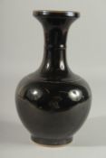 A CHINESE FAMILLE NOIRE BULBOUS VASE, six character mark. 9.5ins high.