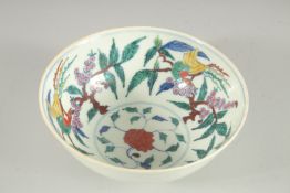 A CHINESE WUCAI PORCELAIN BOWL. 18cm diameter.