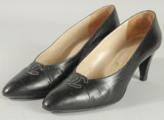 A PAIR OF CHANEL BLACK LEATHER SHOES with double C logo. Size 37.5