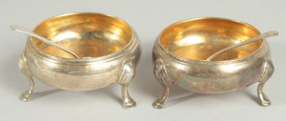 A PAIR OF GEORGE III SILVER CIRCULAR SALTS.