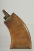 A GOOD SMALL HORN SHAPED POWDER FLASK. 7ins long.