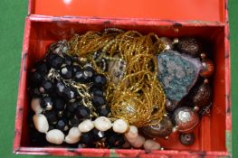 A box of bijouterie.