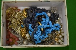 A box of bijouterie.