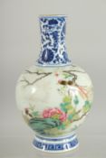 A CHINESE FAMILLE ROSE / BLUE AND WHITE VASE, 19cm high.