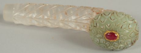 A FINE INDIAN ROCK CRYSTAL AND JADE DAGGER HANDLE, 12.5cm long.