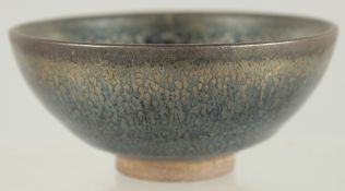 A SMALL CHINESE STUDIO POTTERY BOWL, 9cm diameter.