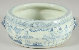A CHINESE BLUE AND WHITE PORCELAIN BOWL, with moulded twin handles and decorated with figures,