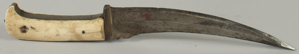 AN 18TH-19TH CENTURY MUGHAL INDIAN BONE HILTED PESH KABZ DAGGER, 28cm long.