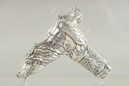 A NOVELTY SILVER PLATED HORSE AND HOUND CANE HANDLE. 3ins long.