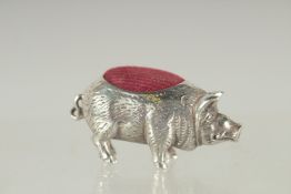 A NOVELTY SILVER PIG PIN CUSHION. 1.5ins long.