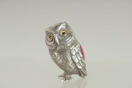 A NOVELTY SILVER OWL PIN CUSHION. 1.25ins long.