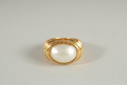 AN 18CT GOLD BLACK SEA'S PEARL RING.